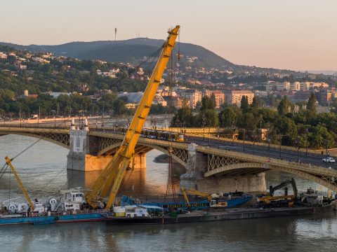 Dunai hajóbaleset: sikeresen kiemelték az elsüllyedt hajót