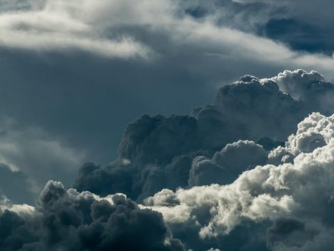 Szerdától felmelegedés kezdődik, de esőzések várhatók a következő két héten is