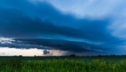 Viharos időjárásra figyelmeztetnek a meteorológusok