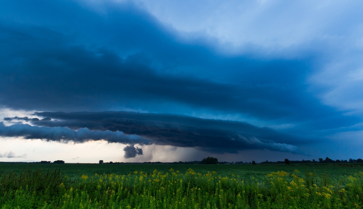 Viharos időjárásra figyelmeztetnek a meteorológusok