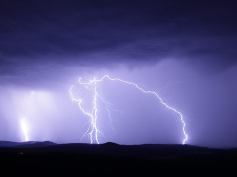 Viharokra és nagy mennyiségű esőre figyelmeztetnek a meteorológusok