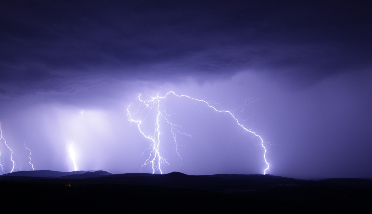 Viharokra és nagy mennyiségű esőre figyelmeztetnek a meteorológusok