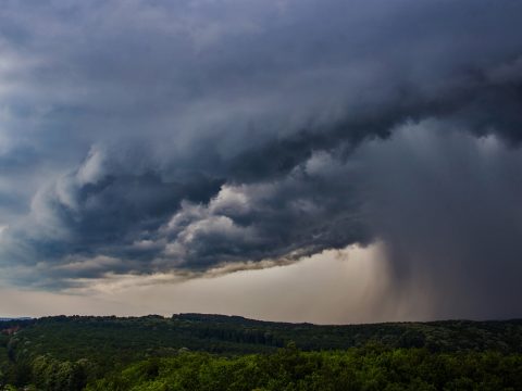 Záporokra zivatarokra figyelmeztetnek a meteorológusok