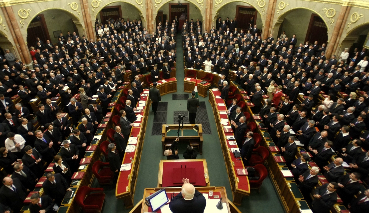 Két héten belül dönthet a magyar parlament a veszélyhelyzet megszüntetéséről