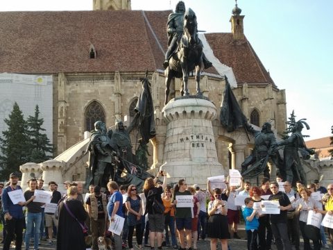 Mintegy háromszázan vettek részt Kolozsváron egy román-magyar szolidaritási tüntetésen