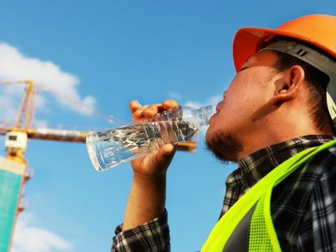 2500 lejig büntethetők azok a munkáltatók,akik nem tartják be a kánikula idején érvényes szabályokat