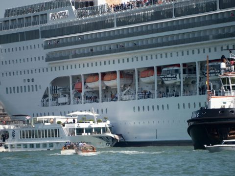 Turistahajónak ütközött egy tengerjáró hajó Velencében, többen megsérültek