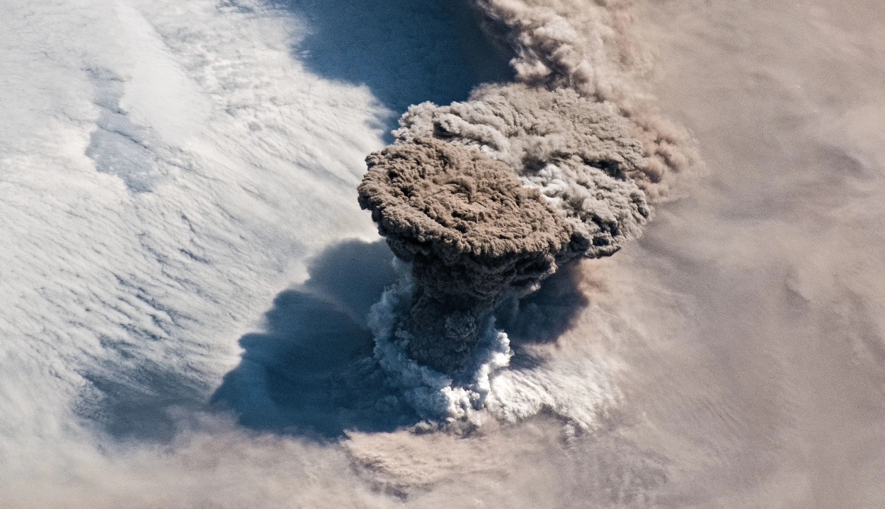Olyan erővel tört ki egy vulkán, hogy az űrből is látni lehet a hamufelhőt