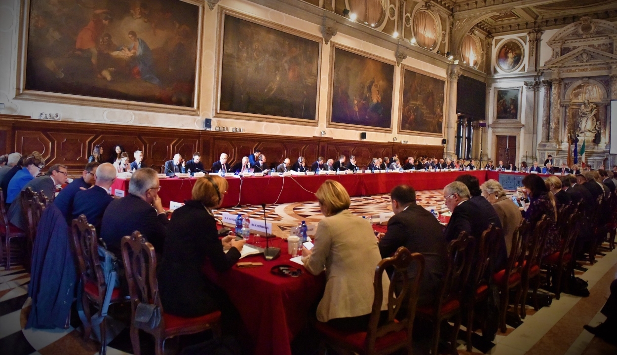 Súlyos kritikával illeti a román igazságügyi reformokat a Velencei Bizottság