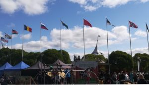 24 nemzet zászlaja leng a kaustineni folklórfesztivál fő helyszínének bejáratánál