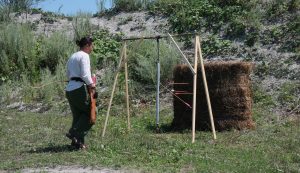 Itt a függő és mozgó, keskeny, henger alakú célt kellett eltalálni. Ha az aljában levő csengő megszólalt, az íjászok örvendtek