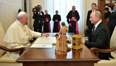 Majdnem egy órás találkozót tartott Ferenc pápa és Vlagyimir Putyin