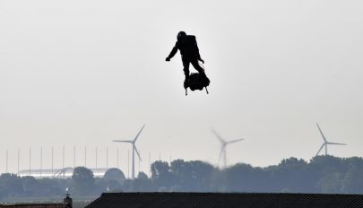 Légdeszkával akarta átrepülni a La Manche csatornát, nem sikerült