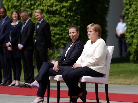 Ülve hallgatta meg a himnuszt Angela Merkel Berlinben