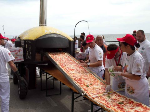 Fél tonna lisztből készült az új Guinness-rekorder pizza