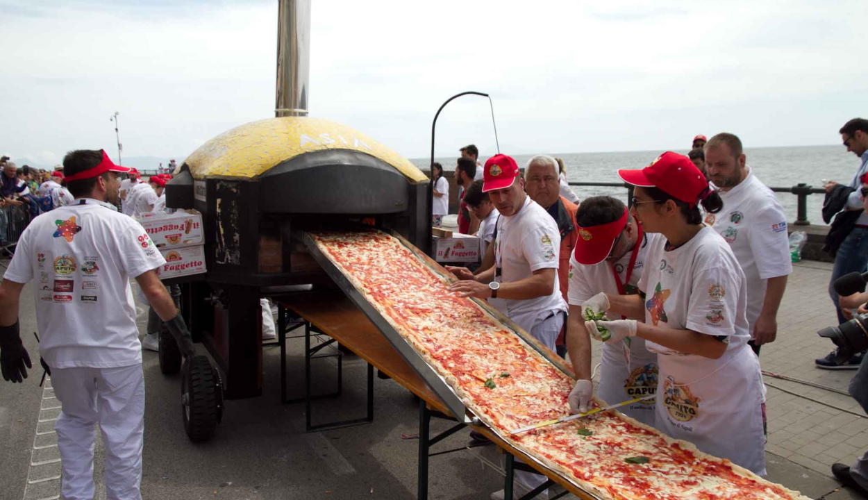 Fél tonna lisztből készült az új Guinness-rekorder pizza