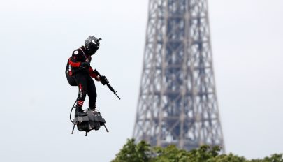 Rohamkatonát repített Párizs fölött a Vissza a jövőbe légdeszkája