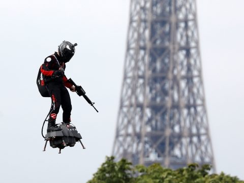 Rohamkatonát repített Párizs fölött a Vissza a jövőbe légdeszkája