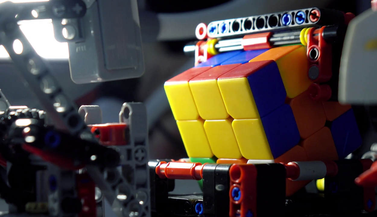 Egy mesterséges intelligencia 1,2 másodperc alatt kirakja a Rubik-kockát