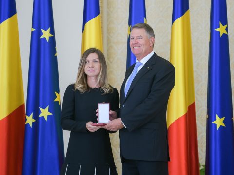 Johannis a Románia Csillaga érdemrend lovagi fokozatával tüntette ki Simona Halepet