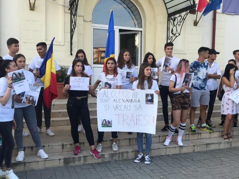 Tanulók tüntettek a caracali polgármesteri hivatal és a rendőrség épülete előtt