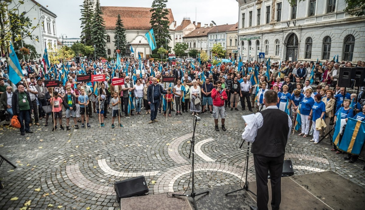 Úzvölgyi katonatemető: a jogtiprások ellen tüntettek Székelyudvarhelyen