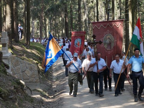 Zászlókkal a golgotán