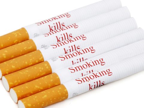 Minden egyes szál cigarettára tennének figyelmeztetést