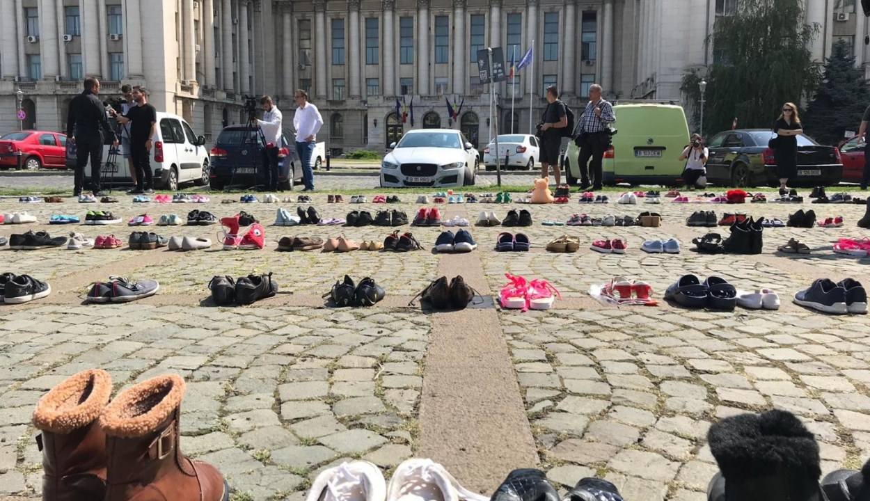 Több száz cipőt raktak ki a belügyminisztérium épülete elé az eltűnt gyermekek emlékére
