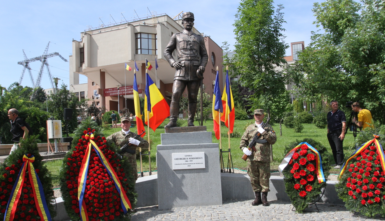 Kolozsváron leleplezték a Budapestet száz éve megszálló román tábornok szobrát