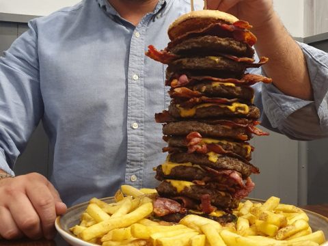 Tizenkétezer kalóriás hamburgert kínál egy brit kocsma