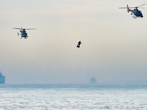 Másodszorra sikerült átrepülnie a La Manche-csatornán a francia légdeszkásnak