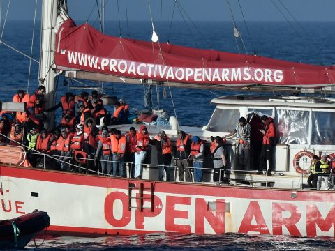 Külügy: Románia készt átvenni tíz menedékkérőt Máltáról