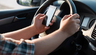 Szigorúbban fogják büntetni az okostelefonok használatát autóvezetés közbeni