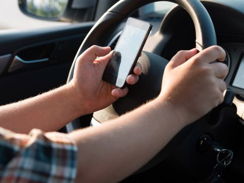 Szigorúbban fogják büntetni az okostelefonok használatát autóvezetés közbeni