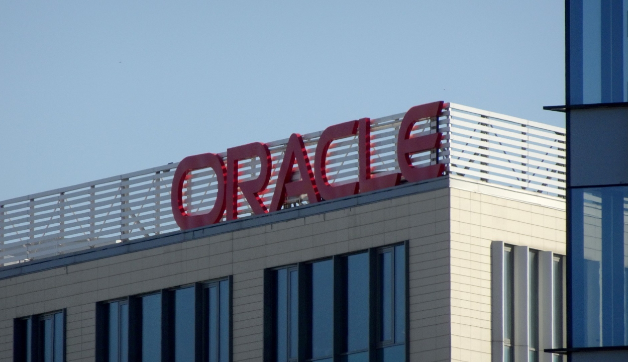Több mint 800 ezer euró csúszópénz elfogadásával gyanúsítják az Oracle Románia vezérigazgatóját