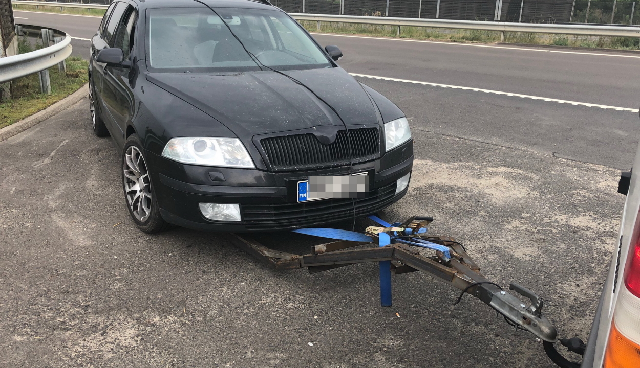 Házilag barkácsolt szerkezettel vontatott autót egy román sofőr Magyarországon