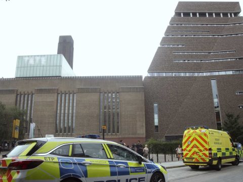 FRISSÍTVE: Lehajítottak egy hatéves gyereket a londoni Tate Modern múzeum teraszáról