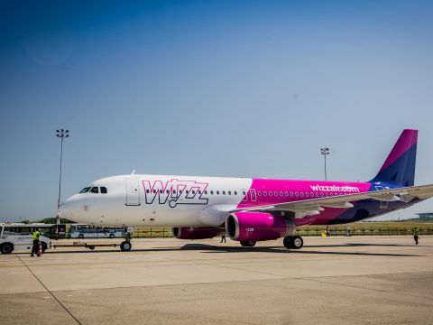 A Wizz Air 100 ezer ingyen repülőjeggyel segíti az ukrán menekülteket