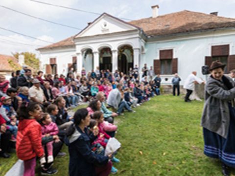 Új szobrot is kapott Elek apó