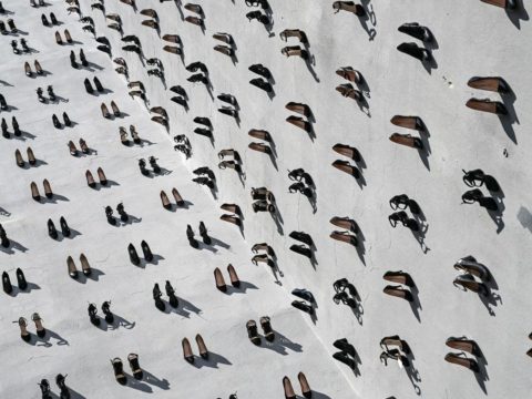 440 pár cipőt akasztottak az isztambuli házfalakra