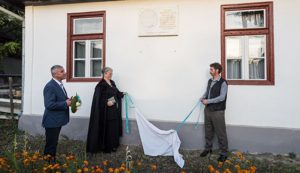 A torjai Benedek Elek-emléktáblát a készítője, Éltes Barna szobrászművész és Beke Boróka szórványlelkész leplezte le Fotó: Vargyasi Levente