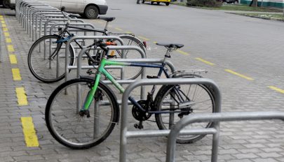 Tervezet: lássanak el bicikliparkolókkal minden állomást, piacot és középületet