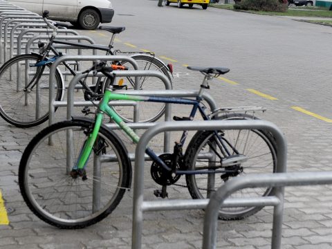 Bicikliparkolókkal kell ellátni a középületeket, piacokat, pályaudvarokat