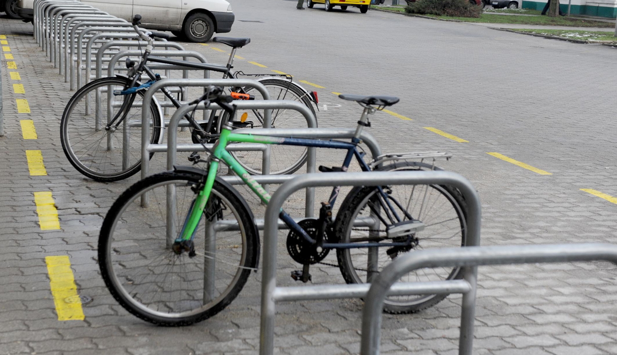 A köztéri kerékpárparkolást megkönnyítő törvénytervezetet fogadott el a szenátus