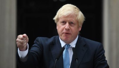 Boris Johnson inkább feküdne holtan az árokban, mintsem elhalassza a Brexitet