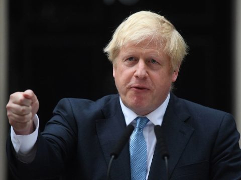 Boris Johnson inkább feküdne holtan az árokban, mintsem elhalassza a Brexitet