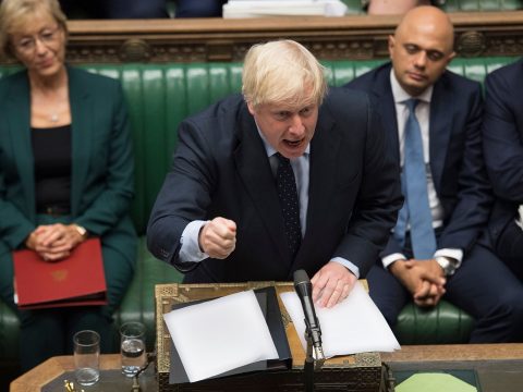 Patthelyzet: elfogadta a londoni alsóház a rendezetlen Brexit tilalmát célzó törvényt