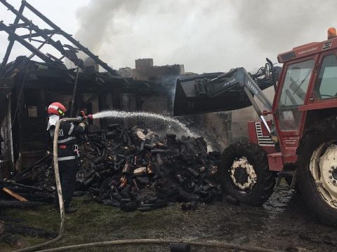 Tíz órán oltottak egy kigyulladt csűrt Szörcsén