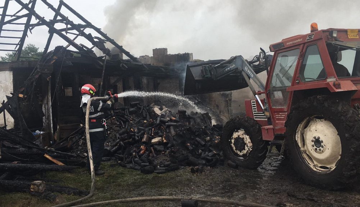 Tíz órán oltottak egy kigyulladt csűrt Szörcsén